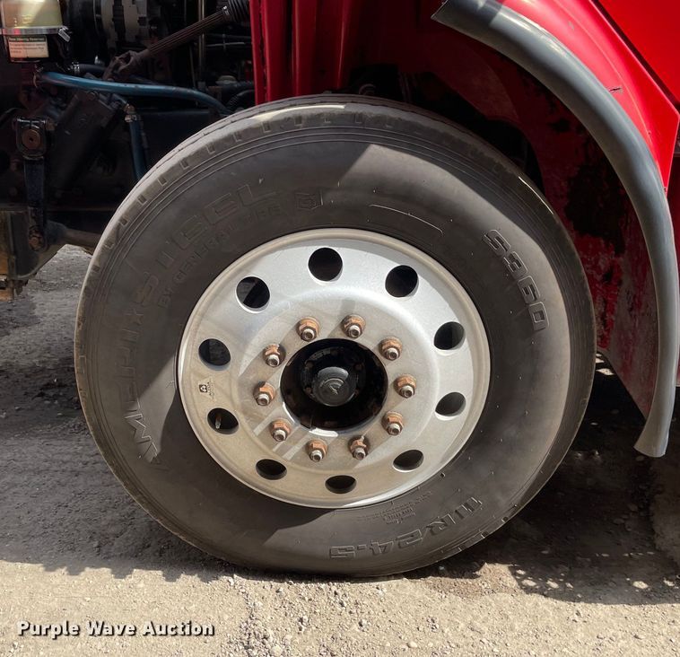 image for item OG9975 2005 Freightliner  M2 Business Class  semi truck