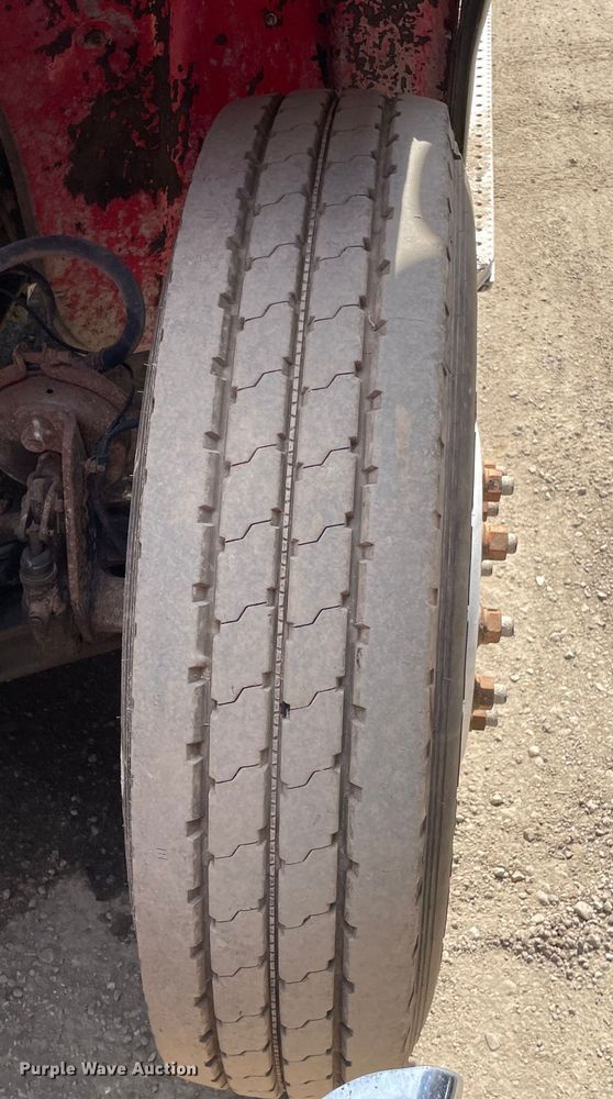 image for item OG9975 2005 Freightliner  M2 Business Class  semi truck