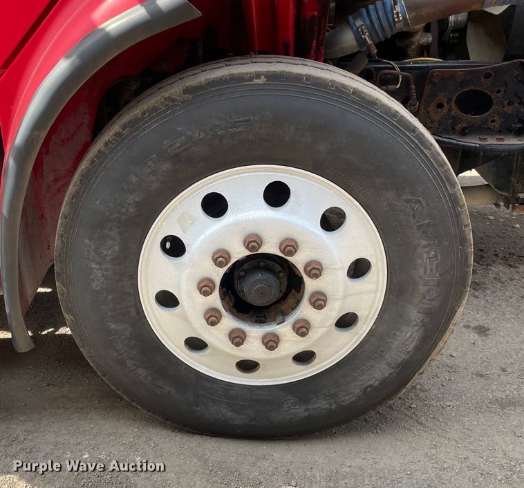 image for item OG9975 2005 Freightliner  M2 Business Class  semi truck