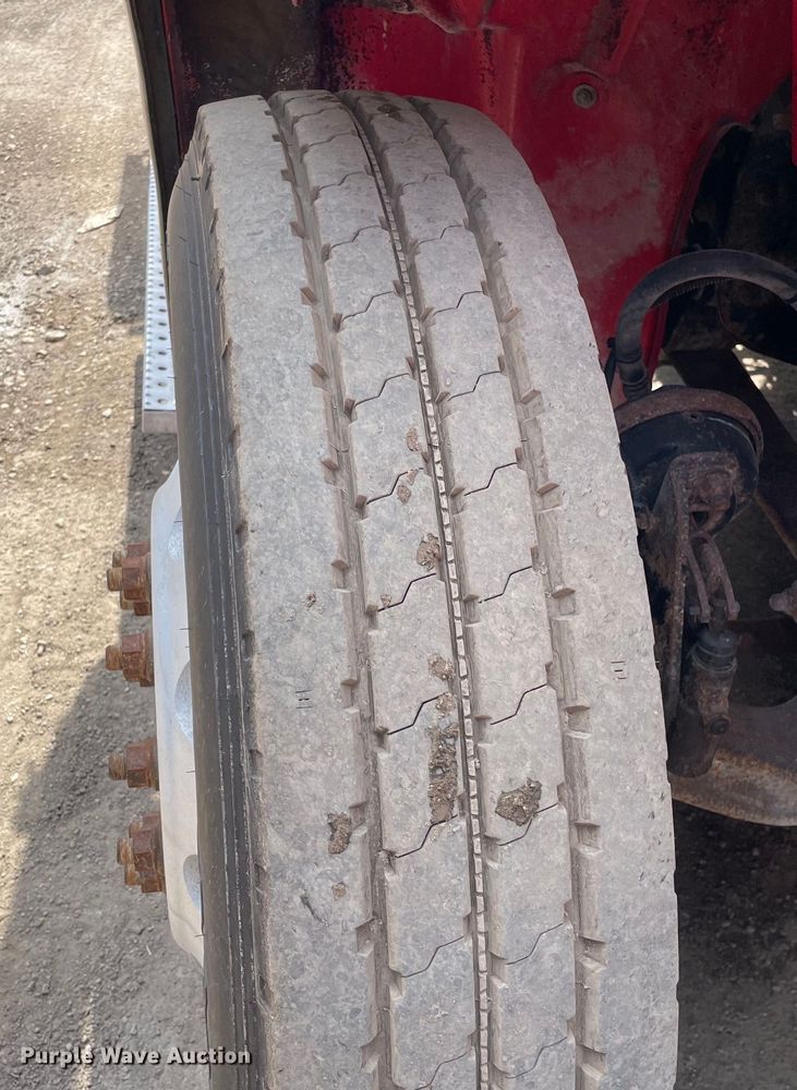 image for item OG9975 2005 Freightliner  M2 Business Class  semi truck