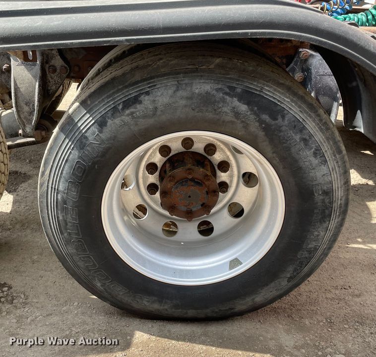 image for item OG9975 2005 Freightliner  M2 Business Class  semi truck