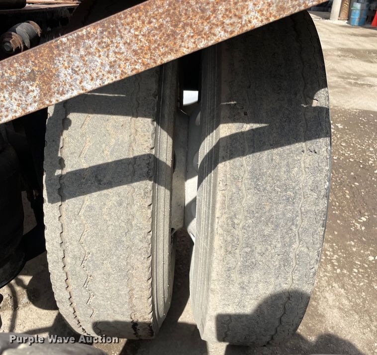 image for item OG9975 2005 Freightliner  M2 Business Class  semi truck