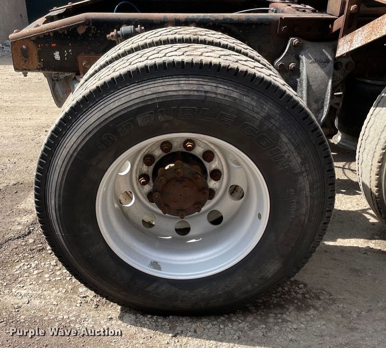 image for item OG9975 2005 Freightliner  M2 Business Class  semi truck