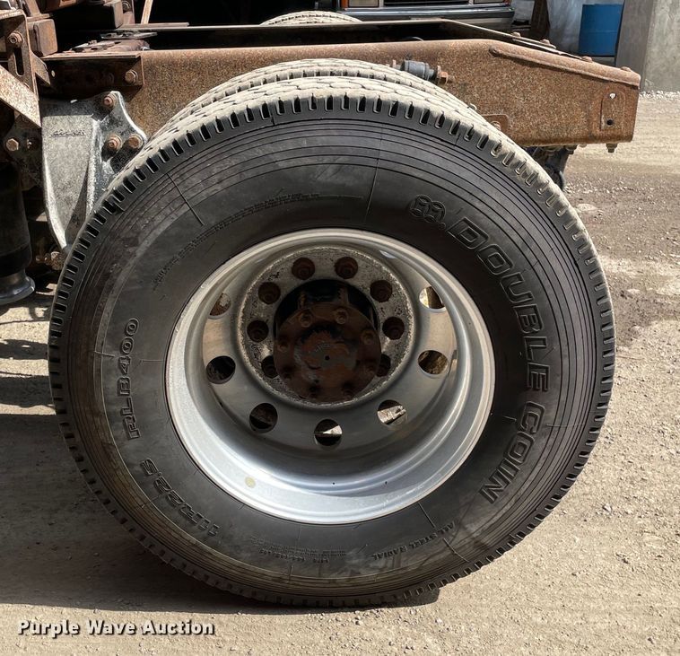 image for item OG9975 2005 Freightliner  M2 Business Class  semi truck