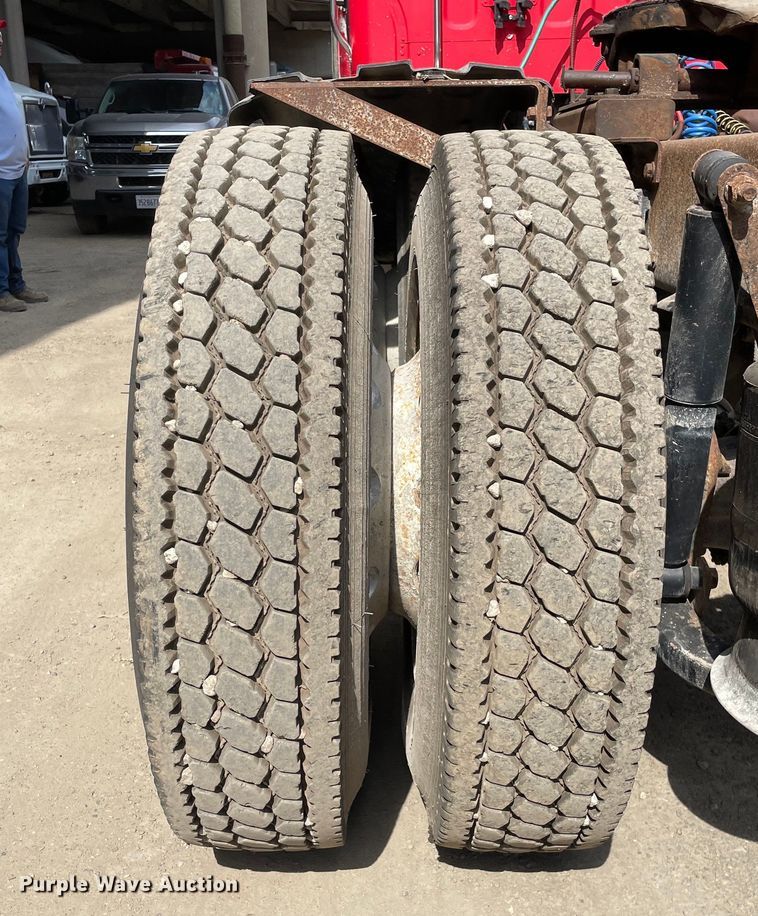 image for item OG9975 2005 Freightliner  M2 Business Class  semi truck