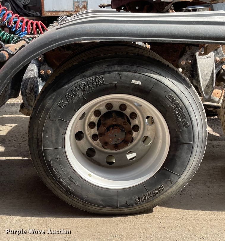 image for item OG9975 2005 Freightliner  M2 Business Class  semi truck