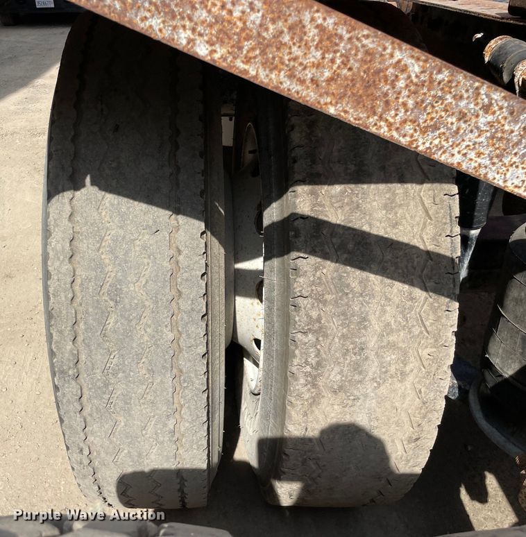 image for item OG9975 2005 Freightliner  M2 Business Class  semi truck