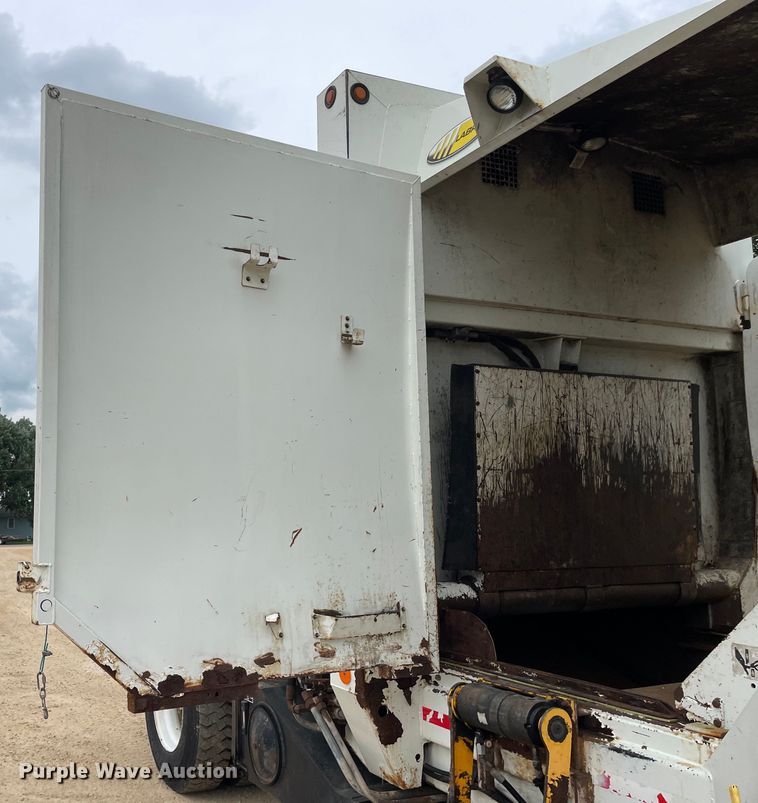 image for item OH9025 2006 International  7400 refuse truck