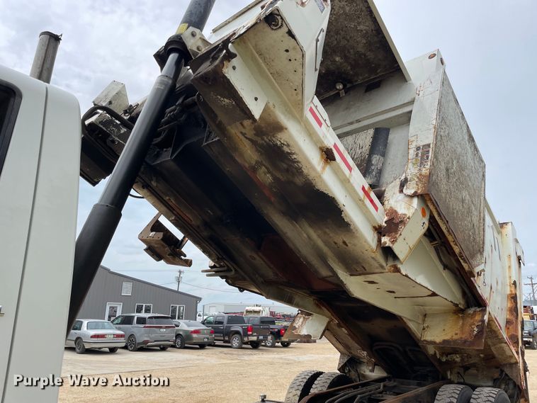 image for item OH9025 2006 International  7400 refuse truck