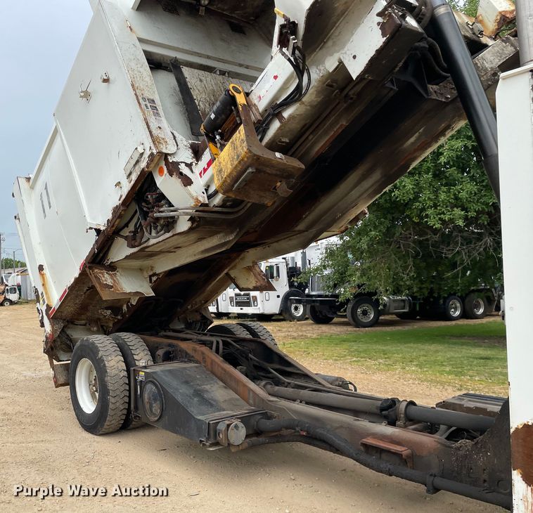 image for item OH9025 2006 International  7400 refuse truck