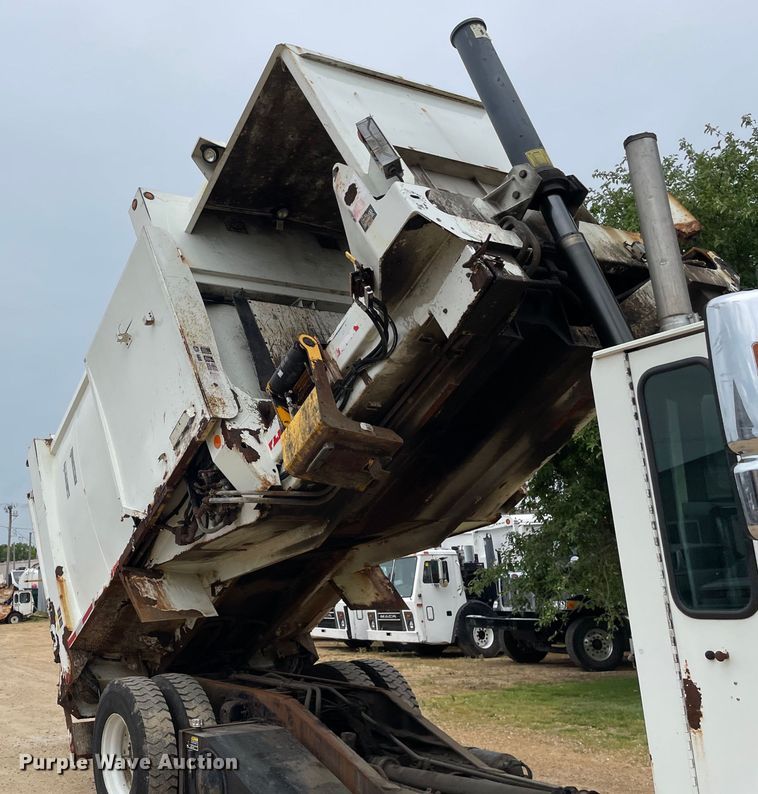 image for item OH9025 2006 International  7400 refuse truck
