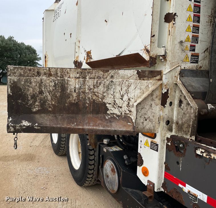 image for item OH9026 2009 International  7400 refuse truck