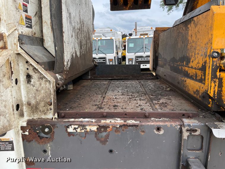 image for item OH9026 2009 International  7400 refuse truck