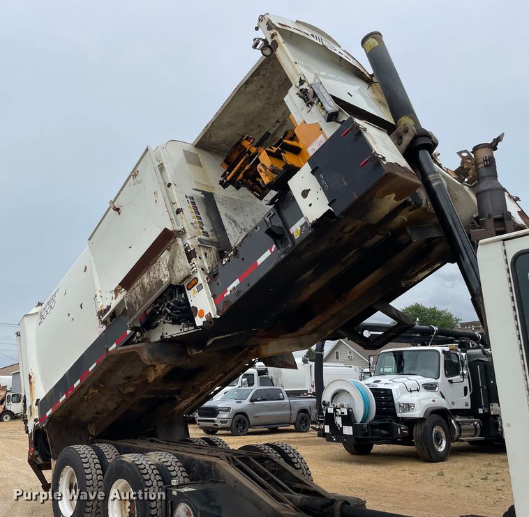 image for item OH9026 2009 International  7400 refuse truck