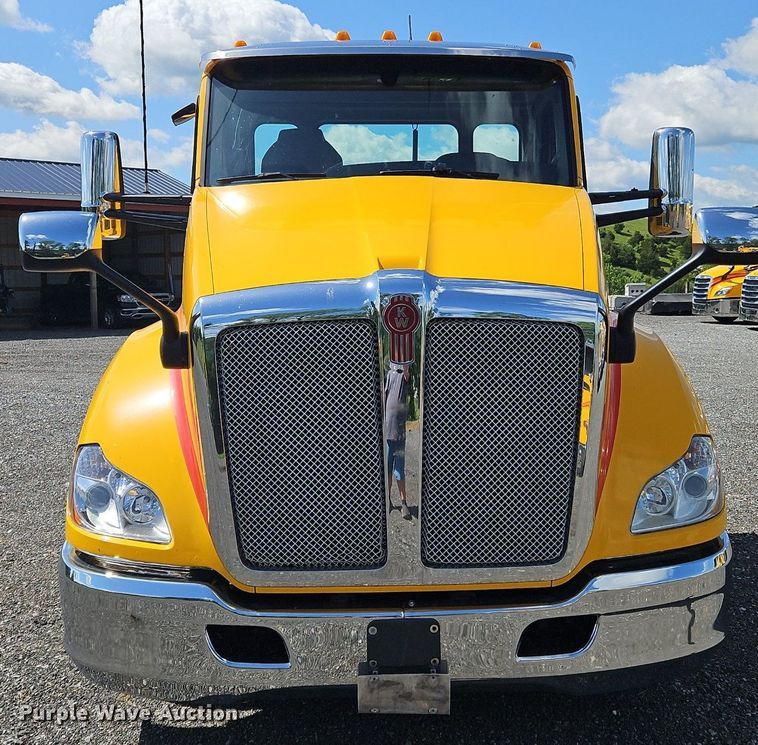 image for item OK9897 2020 Kenworth T680 semi truck