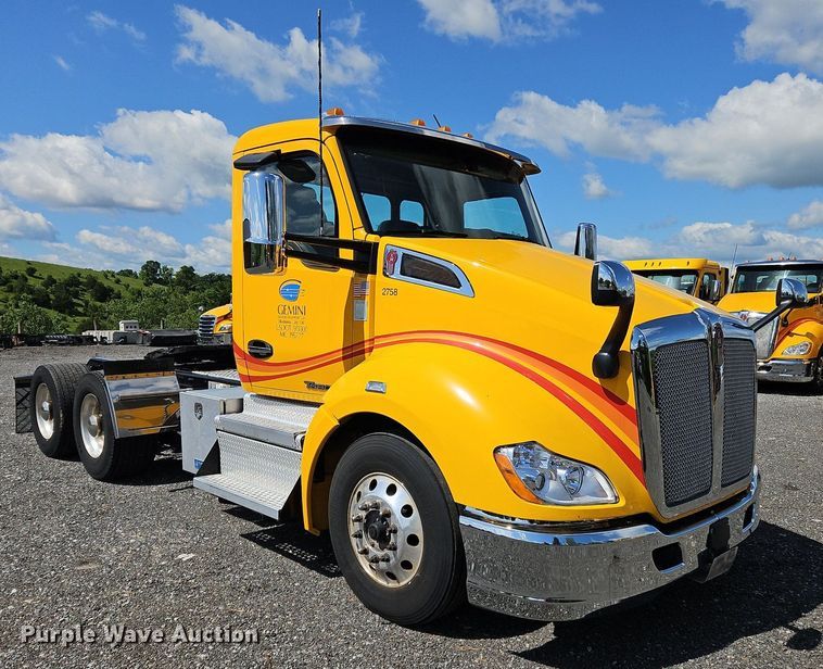 image for item OK9897 2020 Kenworth T680 semi truck