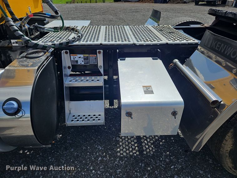 image for item OK9897 2020 Kenworth T680 semi truck