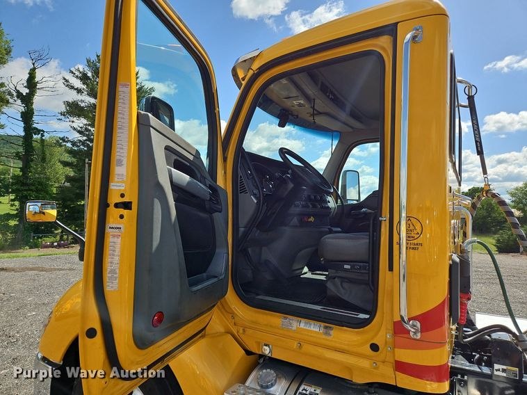 image for item OK9897 2020 Kenworth T680 semi truck