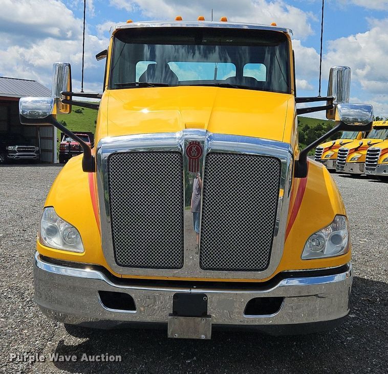 image for item OK9901 2020 Kenworth  T680 semi truck