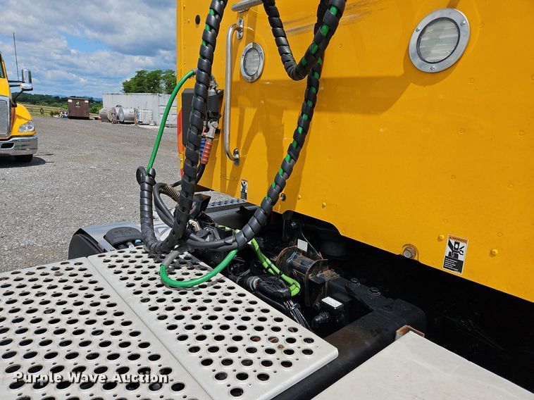 image for item OK9901 2020 Kenworth  T680 semi truck