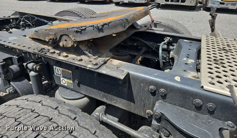 image for item OK9901 2020 Kenworth  T680 semi truck