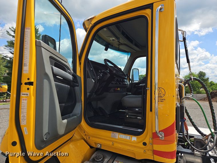 image for item OK9901 2020 Kenworth  T680 semi truck