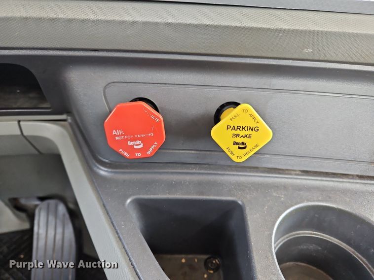 image for item OK9901 2020 Kenworth  T680 semi truck