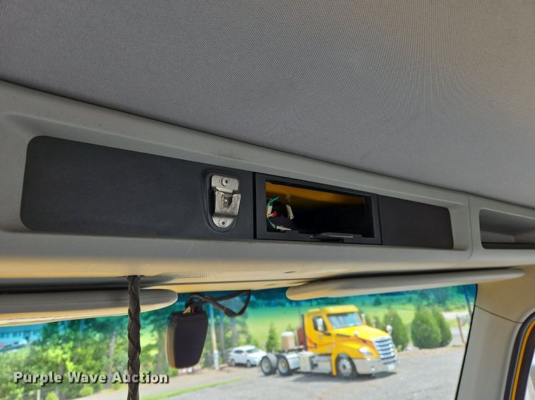 image for item OK9901 2020 Kenworth  T680 semi truck