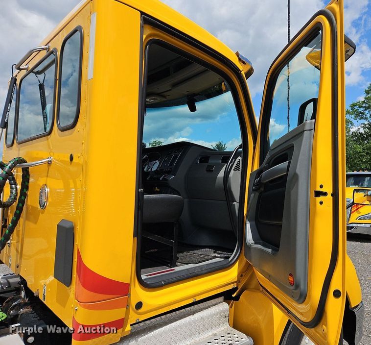 image for item OK9901 2020 Kenworth  T680 semi truck