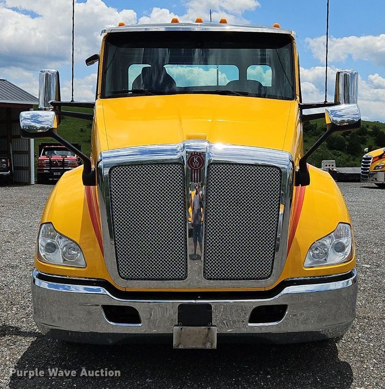 image for item OK9904 2020 Kenworth  T680 semi truck
