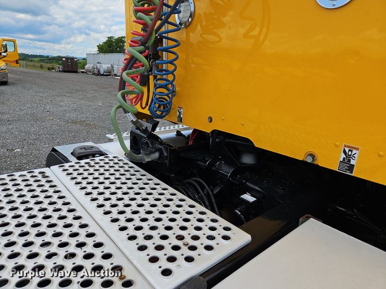 image for item OK9904 2020 Kenworth  T680 semi truck