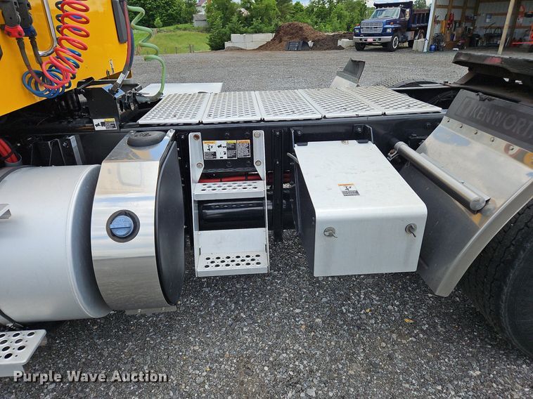 image for item OK9904 2020 Kenworth  T680 semi truck