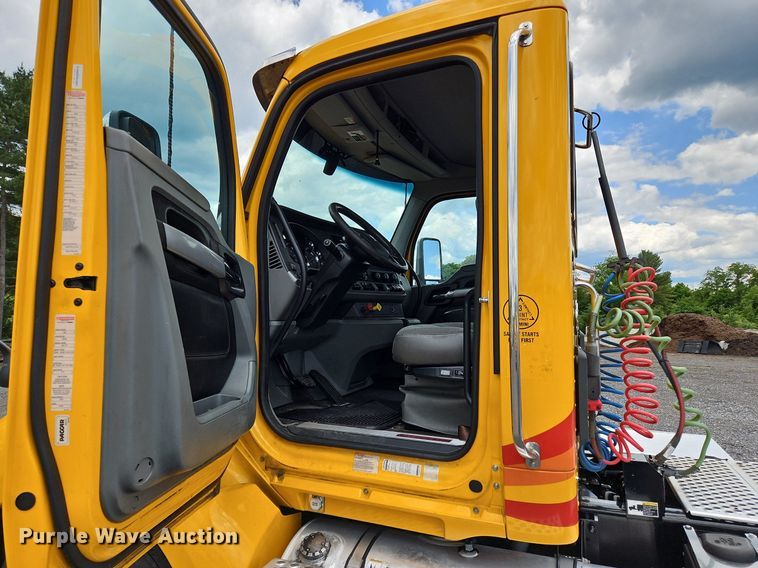 image for item OK9904 2020 Kenworth  T680 semi truck