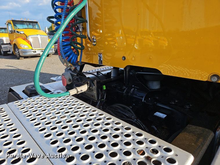 image for item OK9910 2020 Kenworth T680 semi truck