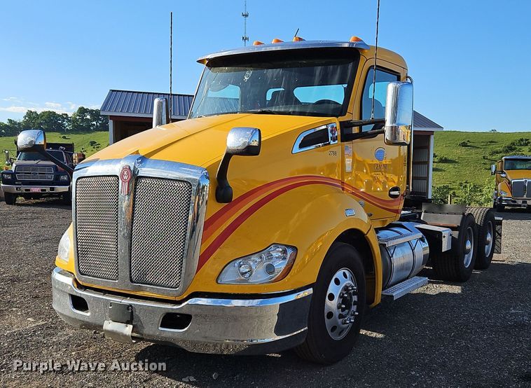 image for item OK9914 2020 Kenworth  T680 semi truck