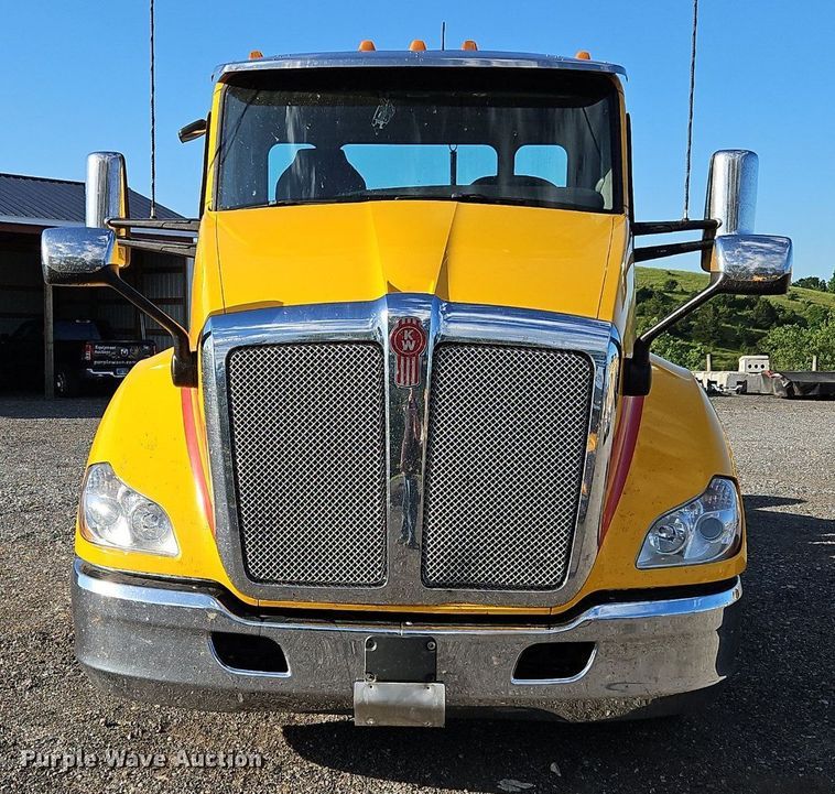 image for item OK9914 2020 Kenworth  T680 semi truck