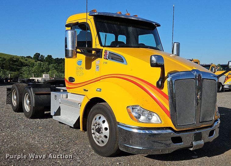 image for item OK9914 2020 Kenworth  T680 semi truck