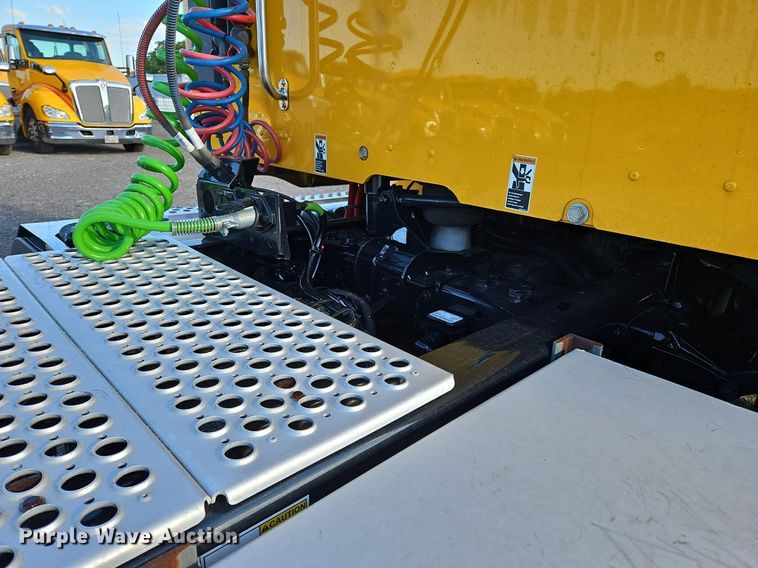 image for item OK9914 2020 Kenworth  T680 semi truck