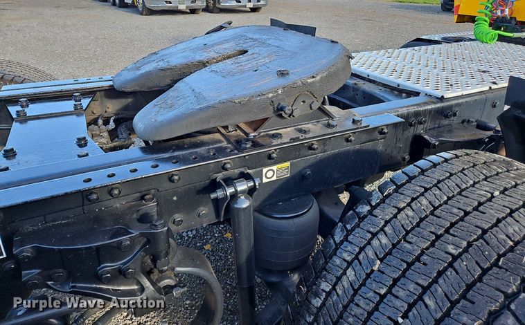 image for item OK9914 2020 Kenworth  T680 semi truck