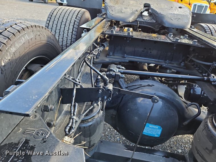 image for item OK9914 2020 Kenworth  T680 semi truck