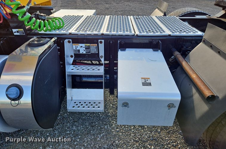 image for item OK9914 2020 Kenworth  T680 semi truck