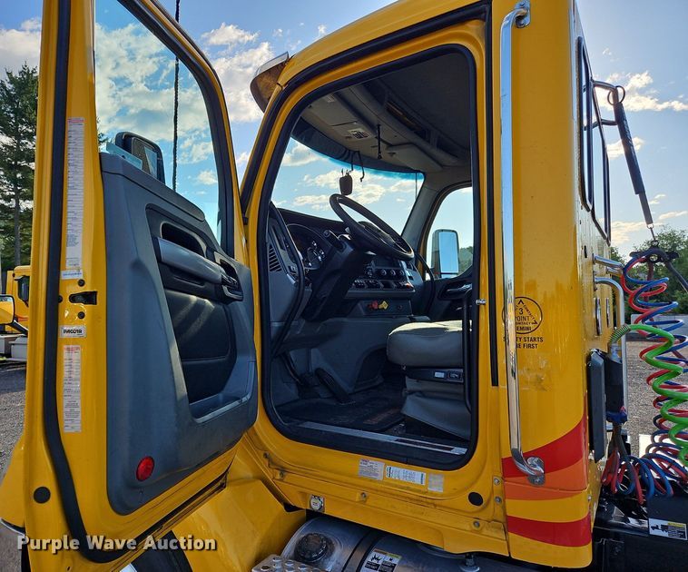 image for item OK9914 2020 Kenworth  T680 semi truck