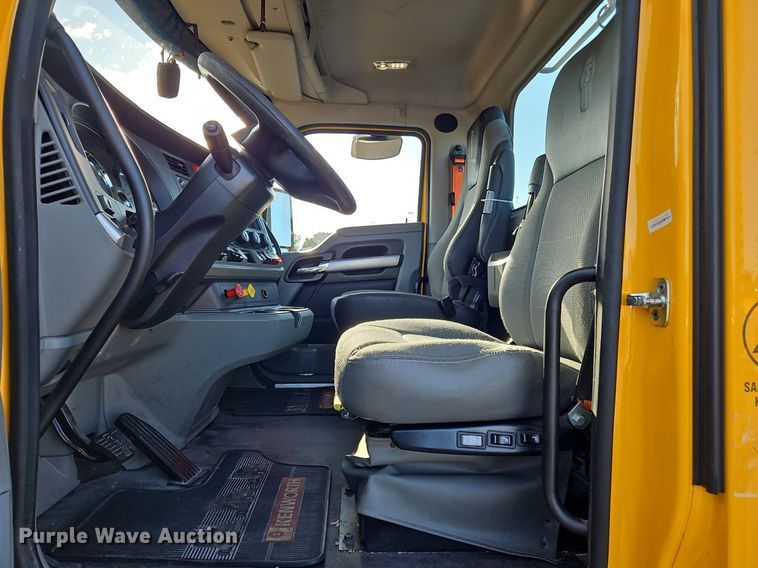 image for item OK9914 2020 Kenworth  T680 semi truck