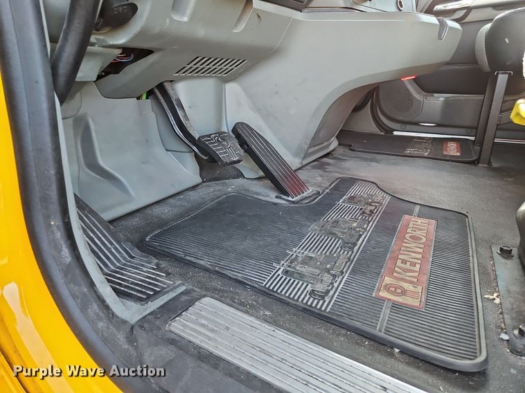 image for item OK9914 2020 Kenworth  T680 semi truck