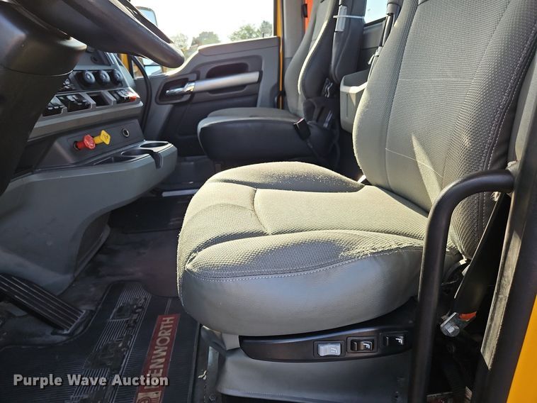 image for item OK9914 2020 Kenworth  T680 semi truck