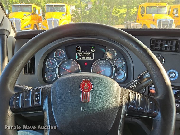 image for item OK9914 2020 Kenworth  T680 semi truck