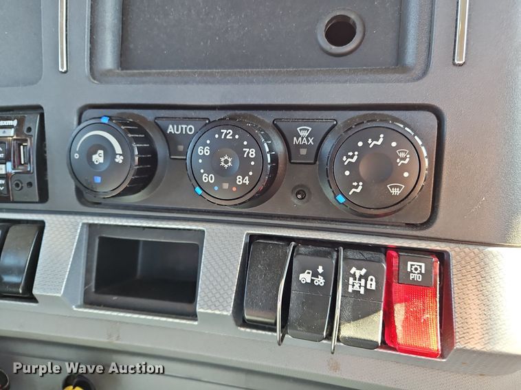 image for item OK9914 2020 Kenworth  T680 semi truck