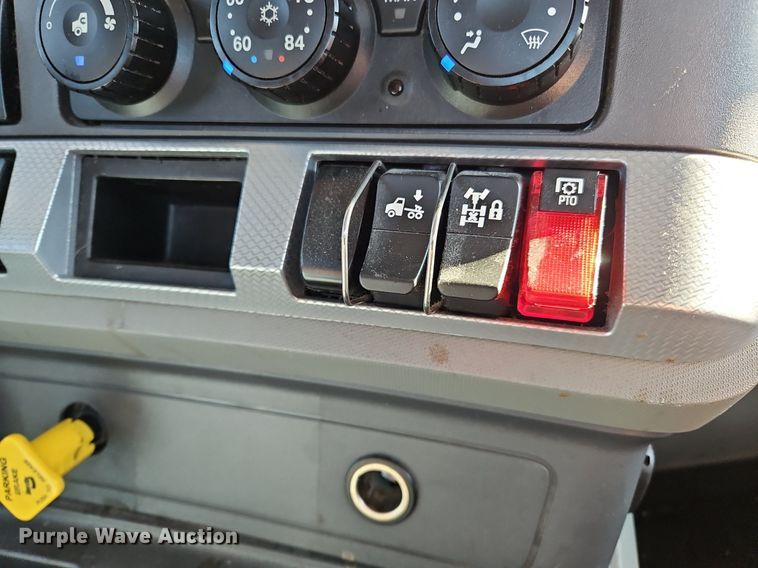 image for item OK9914 2020 Kenworth  T680 semi truck