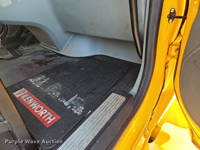 image for item OK9914 2020 Kenworth  T680 semi truck