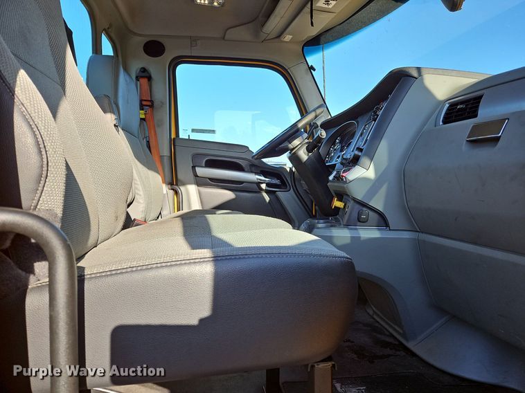 image for item OK9914 2020 Kenworth  T680 semi truck